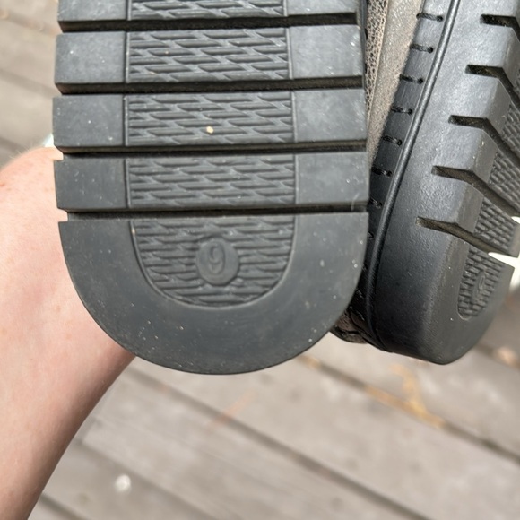 Easy Street oil burnished brown color women’s sneakers size 9 - Picture 6 of 6